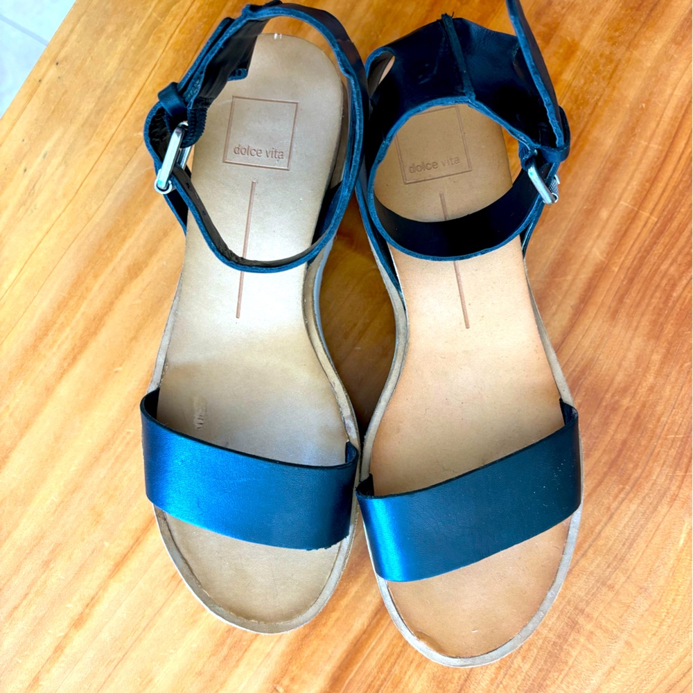 Dolce Vita Platform Sandals. Black leather size 8.
